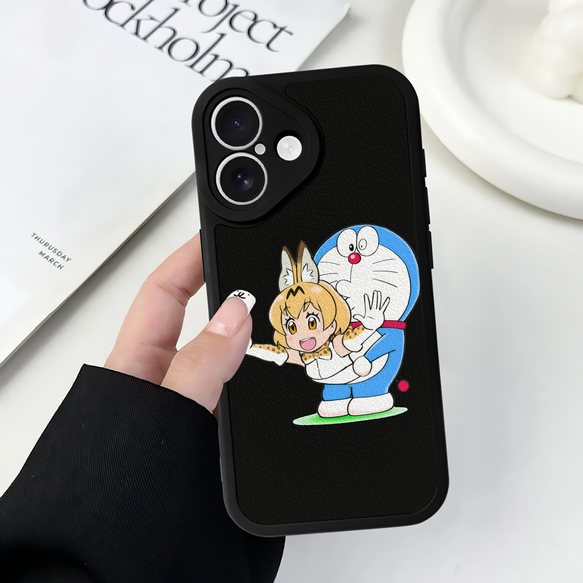 （画像用） ドラえもん Doraemon 【iPhone 16シリーズ対応】シリコンスマホケース（レザー調） 材質：シリコン